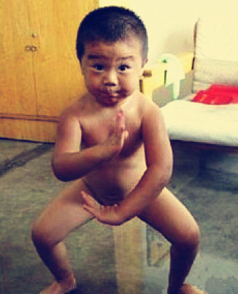 　　外甥早恋，老师打电话给姐夫和姐姐说明情况，小家伙写了张纸条， 然后跑进自己房间里去了，内容是，爸爸妈妈，隔壁家的小明哥哥上学的时候早恋， 他爸爸妈妈，把他打了一顿然后禁止了，现在他和小刚哥哥在一起了。 你们自己看着办吧。