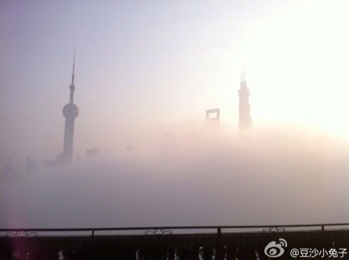 今晨，上海，大雾橙色预警中！图为雾霾中的外滩！来自新浪微博 @豆沙小兔子