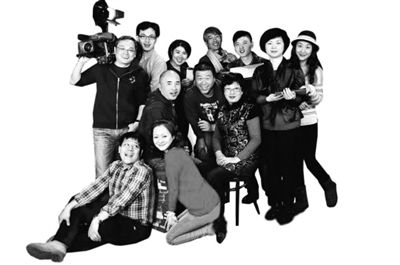 今年3月，《第10放映室》团队合影。拿摄影机者为张小北、后排中间戴围巾者为龙斌，中间端坐戴眼镜者为制片人屠晓文。