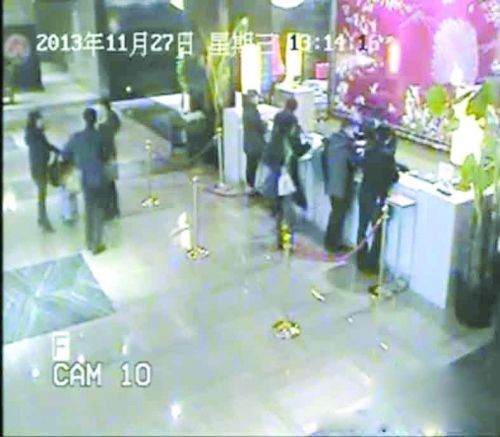 2分钟后，女院长走到前台，手里拿着白色袋子