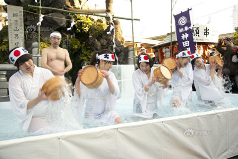 日本泡冰水浴,男女老少齐上阵为新年祈福。