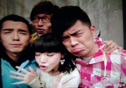 邓家佳：看见这张照片，笑完却有点淡淡的伤感。有几个人能陪你2到老呢？