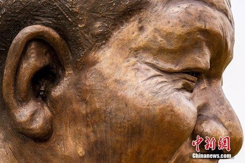 两名艺术家在曼德拉铜像耳朵内“藏”兔子，以此代替签名。