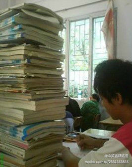 A：寒假你遇到最坑爹的事是什么？B：寒假作业布置一大堆，最后还TM写“祝同学们新春快乐！”