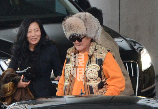 　　日前，赵本山一身土豪金颜色的套头衫和马甲赶回北京，戴了一顶雪山飞狐式大帽子和黑超，格外显眼。