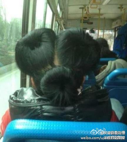 妈蛋，还以为前面坐了个三头怪！！弄这发型的人是何居心！