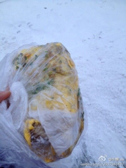 牛摩Lee：第一天上班 下着雪，吃着煎饼果子，心情是极好的。