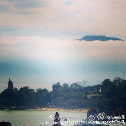 　　【鼓浪屿现海市蜃楼奇观 空中能看见仙山】今天下午有网友发微博爆料，厦门天空出现海市蜃楼奇观，一座仙山出现在厦门天空，山脉清晰。
