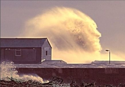 英国海岸突现30英尺高的人面巨浪 [via DailyMail]