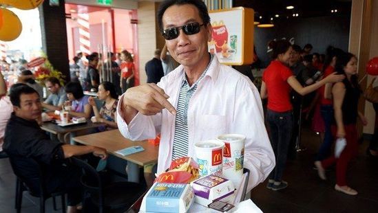 食客在麦当劳内消费。