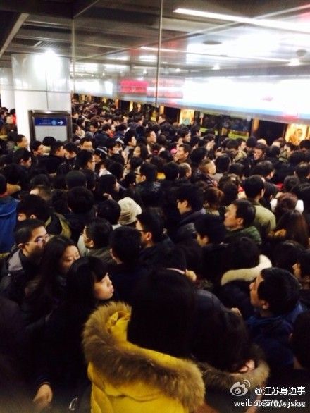 　　#南京下大雪#今日早高峰，南京地铁站，全是人……这是用生命去上班啊……