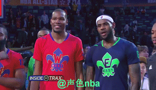 全明星赛卖个萌给你看。“欧文，你会举MVP奖杯吗？”“不会”“那我教你好了” “好啊”