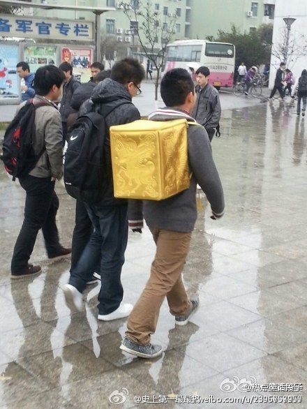 什么木村井泓，什么耐克，都弱爆了！其实何必等到跑步的时候，咱们的小伙伴也秀一个，这才是王一样的书包！