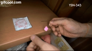 室友说他不在，今天晚上去约会看电影，可能不回来住了，于是就打开他的抽屉。