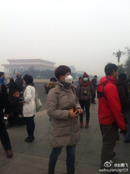 史上记者戴口罩报道两会最多的一次。(via. 赵鹏飞)