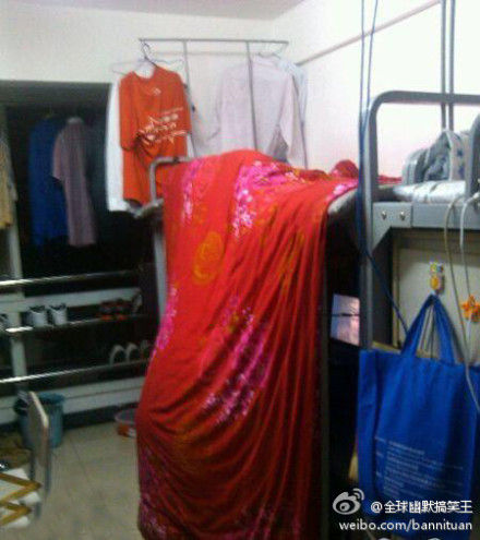 奥斯卡颁奖，室友是这么看的，说要营造电影院的气氛……