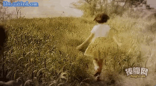 这是一个清纯而又婀娜的背影，我鼓起勇气，大步流星滴追上她，向她表白。