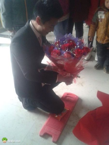 什么单膝下跪求婚都弱爆了，现在流行跪搓衣板外加方便面，方便面都不带碎的。