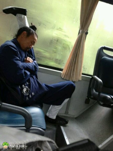 武当山玩儿看到的道士，冒死偷拍的。