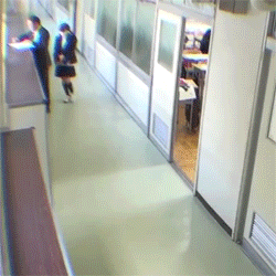 然后这个女学生被老师带进办公室谈人生了~~~