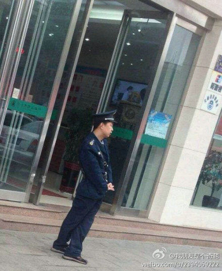 妩媚的保安伤不起，不忍心进银行了，让他多站会..。.