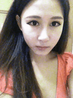 不知道她在猥琐的笑什么..。。