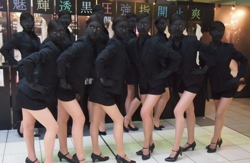 尼玛~~~吓死哥了，定睛一看，艹~~~黑丝推广。