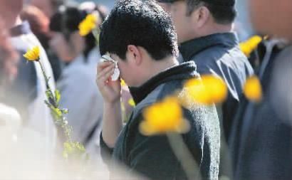 4月27日，启程仪式上，前来送别亲人骨灰的家属禁不住流泪 