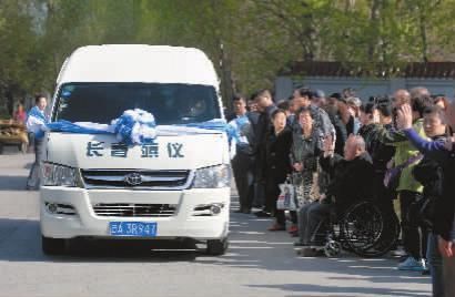 4月27日，载着骨灰的汽车从长春人文纪念园启程赶赴大连，家属挥手告别 