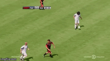  哥们，别当球员了，你更适合做演员……