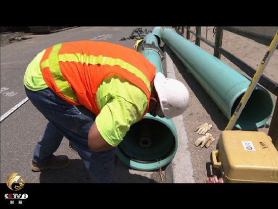 正在工作的洛杉矶市管道工人