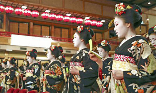 身着和服的日本女子