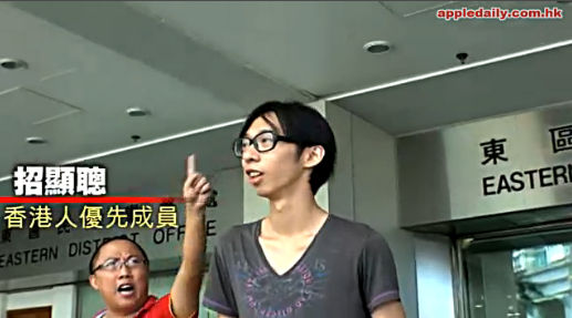 6月19日，进法院前，招显聪(右)与他的一名支持者面对记者喊港独口号(另一名未在镜头内出现)