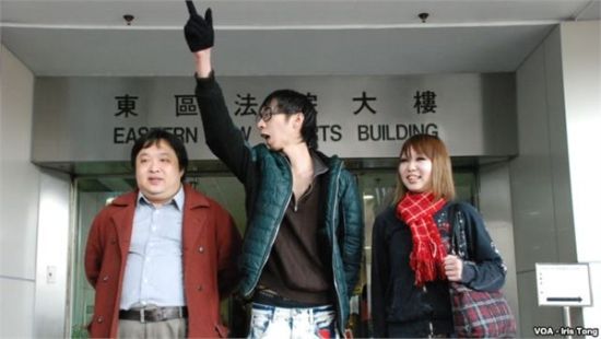 该案三嫌犯今年1月参加首次庭审。(左起)张汉贤、招显聪、谢咏雯