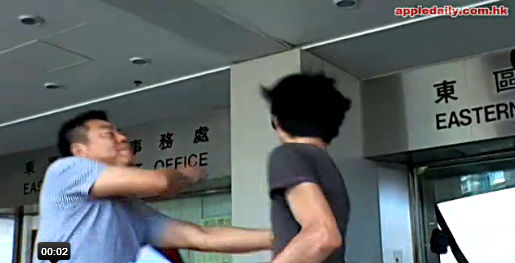 一男子突然冲上掌掴招显陪。此为第一掌