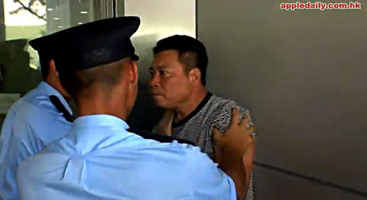 警察控制住打人者