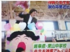 老师被抬在轿子上