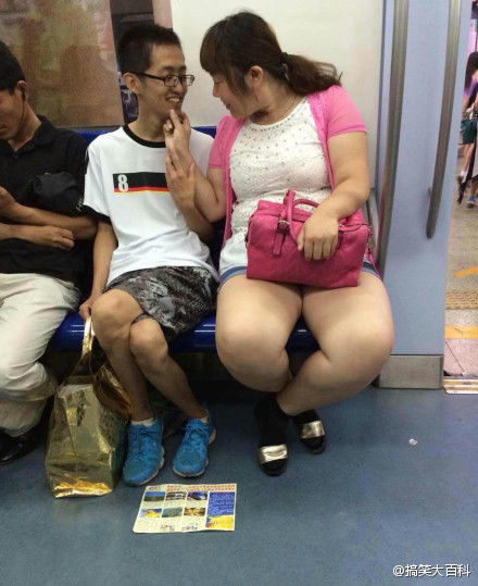 　　辛苦工作了一天，两个人可以一起下班。就算没有车，也可以一起嬉闹在地铁上。甜蜜的小幸福就是如此，腻得让人嫉妒。祝福他们。