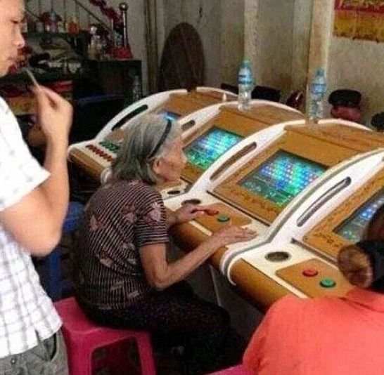 其实竞技类的游戏，只要满了18岁，都可以玩玩的。