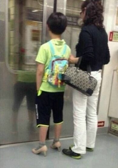 在地铁里看到了一个非常孝顺的小朋友，好样的！