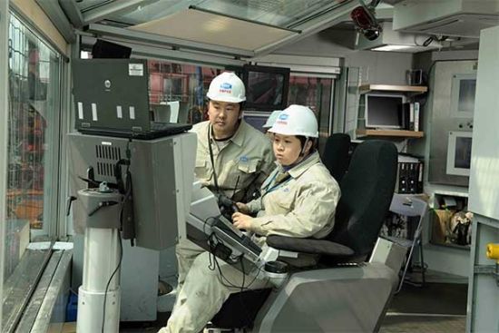 钻井平台工作人员工作中