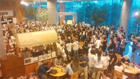 百余人港铁总部抗议。