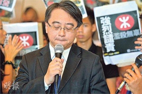 港铁车务总监金泽培22日在港铁总部接收请愿信，就有狗被辗毙致歉并献花。