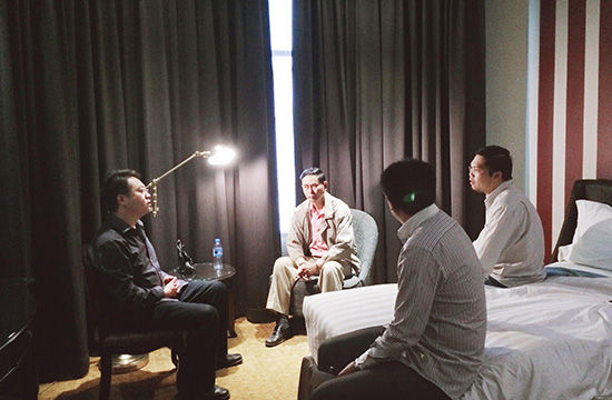 2013 年 12 月 30 日，“猎狐”行动组在某国驻地研究缉捕行动措施。