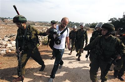 2012年11月，约旦河西岸，以色列士兵逮捕一名外国摄影记者。