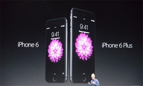 在发布会上，库克展示了两台大屏幕的iPhone，放弃了原本的金属外框和直角边缘，机身更薄之余，摄像头却从机身背面凸了出来。