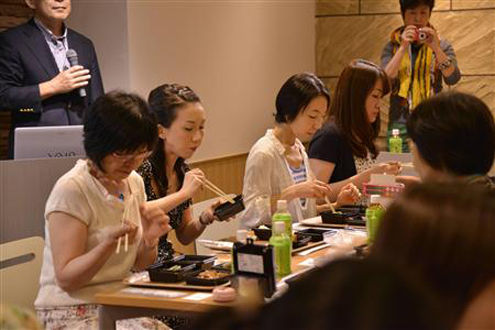 　　日本20岁到30岁之间的女性，是最赞成“男主外、女主内”家庭模式的。这个年龄段里的女性有34.6%，也就是每三个人里就有一个的理想是做个家庭主妇。