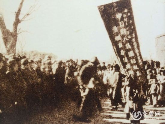 　　这张照片显示，在临沂地区工作的日本人民解放联盟山东支部和朝鲜人民解放联盟山东支部成员，高举“中日朝人民团结起来，消灭日本法西斯”的大旗，开展宣传活动。（齐鲁网记者 张晓博 翻拍）