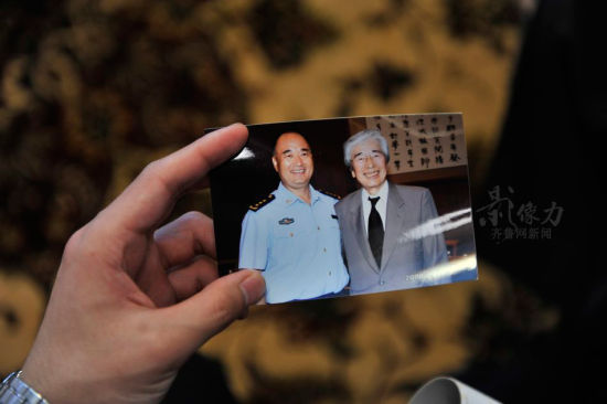 　　2010年7月28日，抗战胜利65周年暨中国人民解放军建军83周年前夕，史上首个日籍解放军老战士代表团应中国国际友好联络会之邀访华。作为访华团的秘书长，砂原惠至今都对代表团受到的高规格待遇而感动：他们先后受到时任解放军总政治部主任李继耐上将、国务委员兼国防部部长梁光烈上将的接见。1948年，他以雇农“张荣清”的身份参加了东北民主联军，成为了独立九团的一名战士。（齐鲁网记者 于鹏 摄）