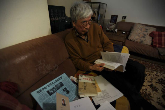 　　砂原惠家里保留了“那个时代”的各种资料，《抗战中的“在华日人反战同盟”》——这张曾报道他们经历的《人民日报》被珍藏。（齐鲁网记者 张晓博 摄）